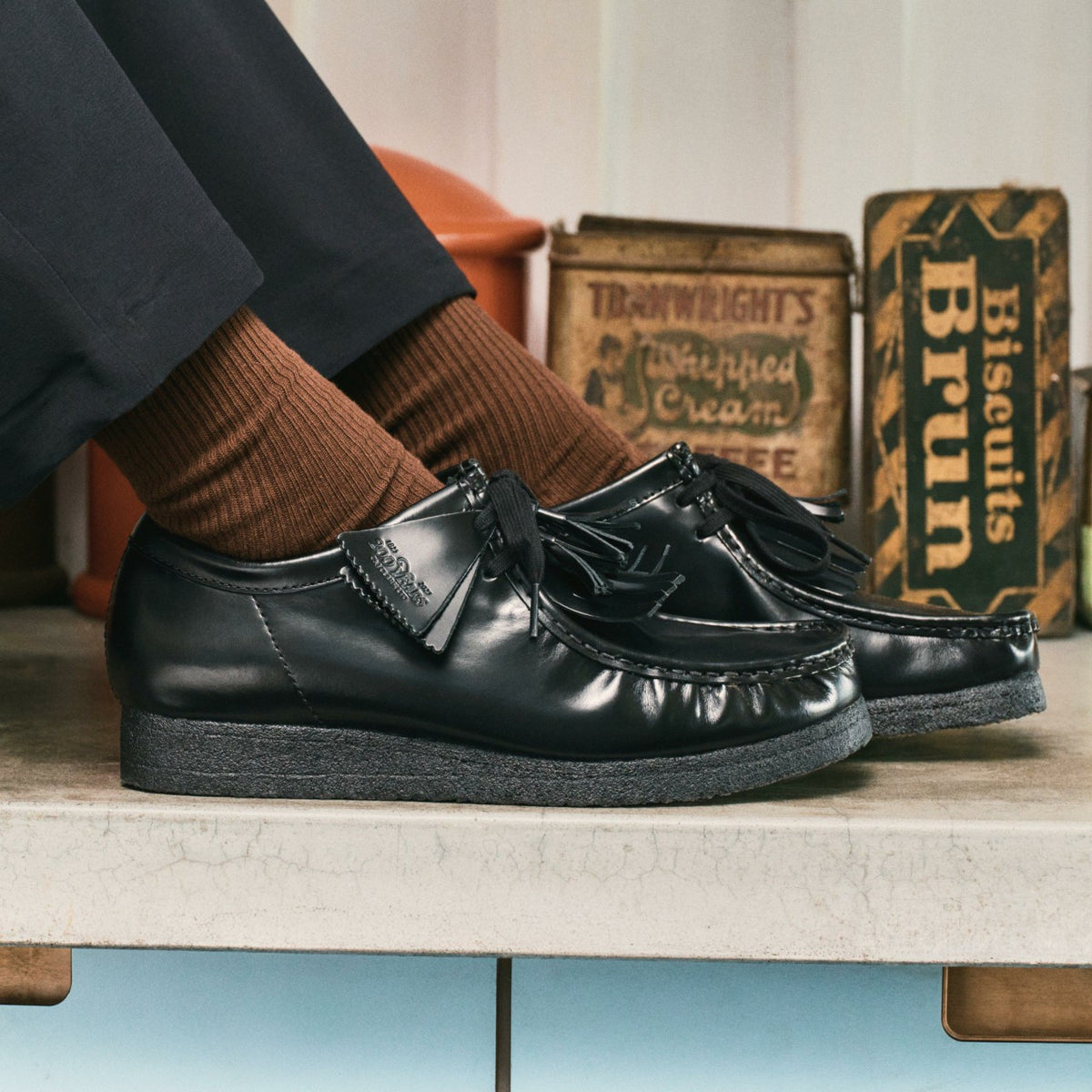 Wallabee Black Hi Shine Leather - Clarks Men